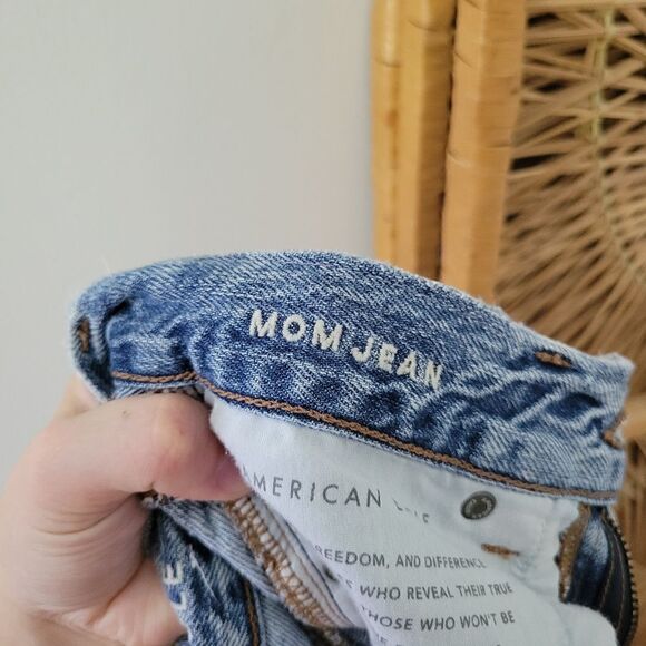 American Eagle Mom Jeans Cut Off Shorts Distressed Light Wash 00 Regular - Picture 8 of 8